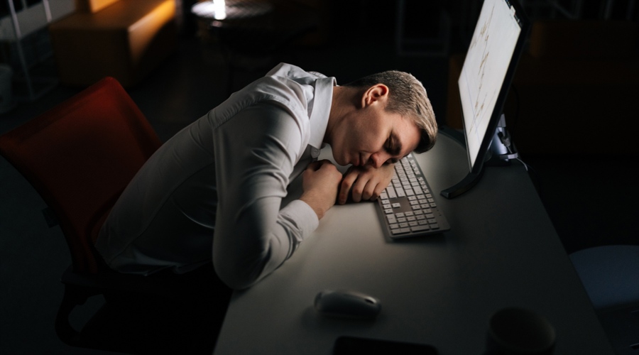 市场动态:特朗普总统将于周一晚些时候发布一项重要计划,台积电宣布将在未来四年内投资1,000亿美元于美国的芯片制造设施。根据最新市场反应,台积电的美国存托股票(ADR)下跌了3.3%,在过去五天内累计下跌幅度达到8.4%。